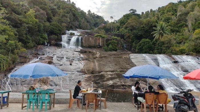 DESTINASI WISATA KEPRI DI ANAMBAS - Sejumlah wisatawan saat bersantai sambil menikmati pemandangan puncak Air Terjun Temburun, Kabupaten Kepulauan Anambas, Provinsi Kepulauan Riau, Jumat, (25/11/2022).