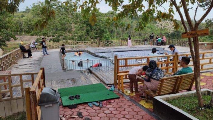 DESTINASI WISATA DI LINGGA - Pengunjung Rumah Kebun di Batu Kacang, Dabo Singkep, Kabupaten Lingga, Provinsi Kepri. Satu di antara destinasi wisata di Lingga ini menjadi pilihan warga saat hari libur.