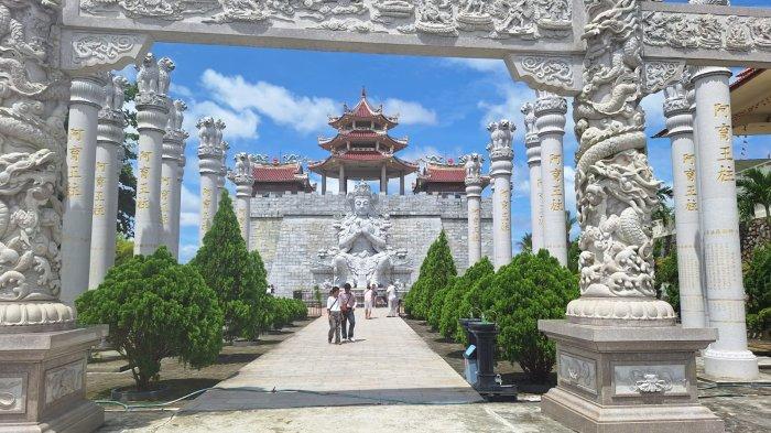 WISATA TANJUNGPINANG - Sejumlah wisatawan saat swafoto di Vihara Ksitigarbha Bodhisattva Km 14, Kota Tanjungpinang, Provinsi Kepulauan Riau (Kepri), Kamis (23/5/2024).