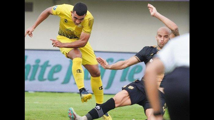 Momen pemain Barito Putera, Gustavo Tocantins (kiri), melakukan tembakan ke arah gawang Dewa United yang akhirnya berbuah gol kemenangan bagi Barito Putera. Selasa (14/3/2023).