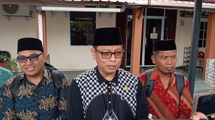MEDIASI - Kepala Dinas Pendidikan Tanjungpinang, Teguh (pakaian berwarna hitam), Kepala SDN 005 Tanjungpinang Kota, Ririndra (pakaian berwarna biru), dan orang tua murid, Indra Imran (pakaian berwarna merah) setelah selesai melakukan mediasi di Kantor Dinas Pendidikan Tanjungpinang, Kamis (12/12/2024).