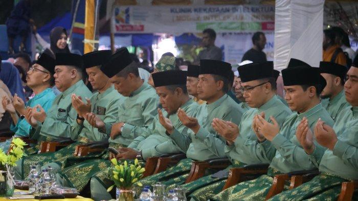 Bupati Bintan Roby Kurniawan, Wakil Bupati Bintan Ahdi Muqsith bersama Kapolres Bintan AKBP Riky Iswoyo sedang berdoa di acara pembukaan Musabaqah Tilawatil Qur'an dan Hadits (MTQH) Ke XIII tingkat Kabupaten Bintan