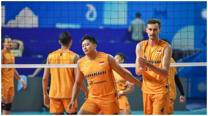 Dua pemain Jakarta Bhayangkara Presisi, Raden Ahmad Gumilar (kiri) dan Jean Patry (kanan) pada sesi latihan jelang AVC Club Championship 2024.