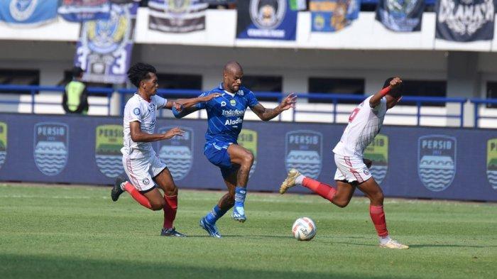 Persib Bandung saat menghadapi Arema FC di Stadion Gelora Bandung Lautan Api pada laga pekan 19 BRI Liga 1 2023-2024, Rabu (8/11/2023). Laga berakhir imbang 2-2.