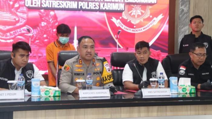 PEMBUNUHAN WANITA DI KARIMUN - Kapolres Karimun, AKBP Robby Topan Manusiwa, S.I.K., M.H saat ekspos kasus pembunuhan di Karimun yang merenggut nyawa Mardiana (18), Rabu (23/7/2025). Jenazah wanita korban pembunuhan itu ditemukan di lahan kosong sebelah SMAN 1 Karimun pada Senin (21/7). Arya Soma (20), mantan suami Mardiana jadi pelaku pembunuhan di Karimun itu.