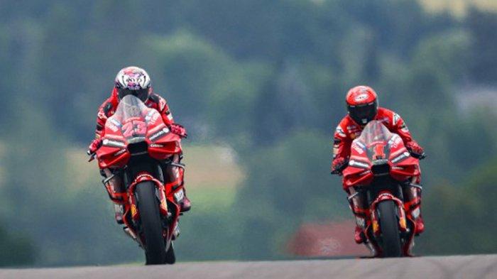 Dua Pebalap Ducati Lenovo Team asal Italian Enea Bastianini (kiri) dan Francesco Bagnaia saat sesi latihan bebas pertama di MotoGP Jerman 2023 di Sirkuit Sachsenring, Jumat (16/6/2023).