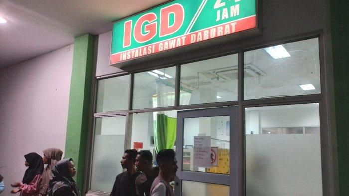 Warga Anambas menunggu depan Instalasi Gawat Darurat (IGD) RSUD Tarempa, Jumat (26/7/2024) malam. Korban kapal pompong tenggelam di Anambas mendapat perawatan di RSUD Palmatak.