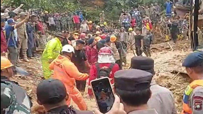 LONGSOR DI BATAM - Evakuasi korban longsor di Perumahan Tiban Koperasi, Kecamatan Sekupang, Kota Batam, Provinsi Kepri, Senin (13/1/2025).