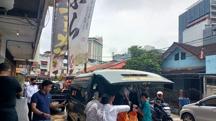 EVAKUASI MAYAT HELEN DEVITA - Unit Reskrim Polsek Lubuk Baja bersama tim Inafis Polresta Barelang saat evakuasi jenazah Helen Devita (24), wanita asal Blitar, penghuni kamar kos di Penuin yang ditemukan tewas dalam kamar indekosnya, Senin (7/4/2025).