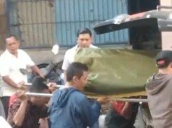 PROSES EVAKUASI - Tangkapan layar video evakuasi mayat pria tanpa identitas yang ditemukan tewas di kamar 302 Hotel Bali kawasan Jodoh, Lubukbaja, Kota Batam, Provinsi Kepri, Minggu (6/7/2025) sore.