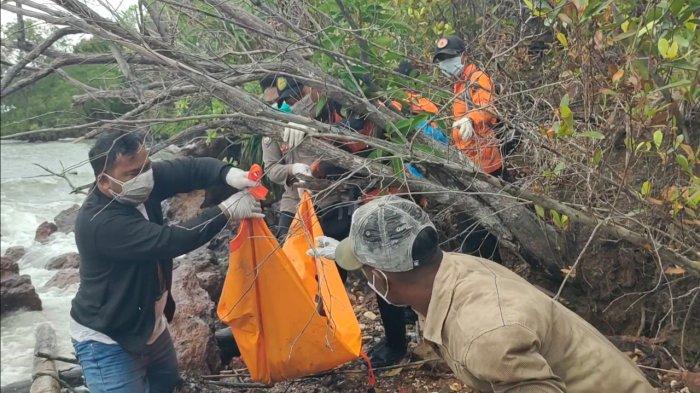Rintangan Tim SAR bersama Gabungan saat menyusuri pantai dengan bebatuan dan semak, membawa jasad untuk dikebumikan di Pulau Nuja, Desa Busung Panjang, Kecamatan Kepulauan Posek, Kabupaten Lingga, Provinsi Kepri, untuk evakuasi temuan mayat, Senin (30/12/2024)