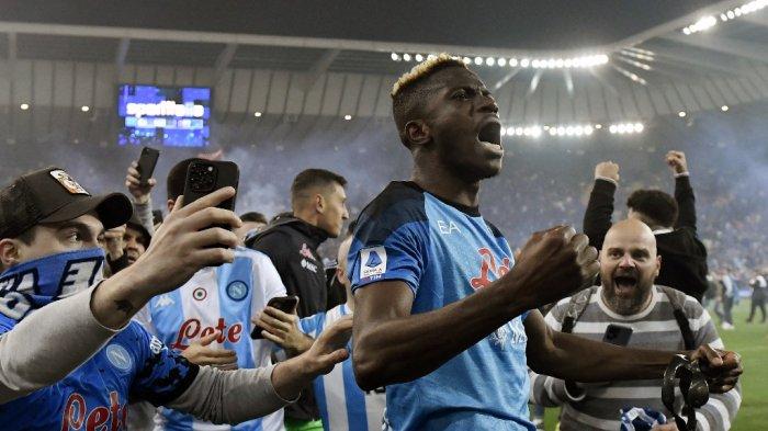 Napoli Juara Liga Italia - Fans Napoli mendekati striker asal Nigeria Victor Osimhen (tengah) setelah laga Udinese vs Napoli berakhir imbang 1-1, Kamis (4/5/2023). Hasil imbang sudah cukup bagi Napoli untuk mengunci gelar juara Liga Italia 2022-2023.