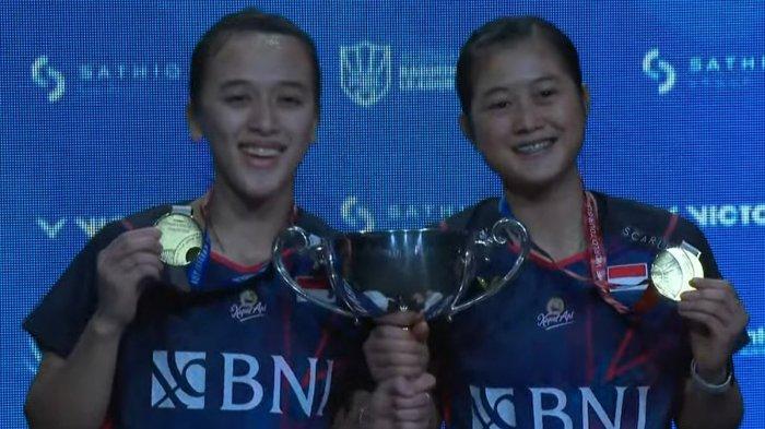 Febriana Dwipuji Kusuma/Amalia Cahaya Pratiwi [2/Indonesia] juara ganda putri Australia Open 2024 setelah mengalahkan Lai Pei JingLim Chiew Sien [Malaysia] dengan skor 12-21, 21-7, 21-13, Minggu (16/6/2024)