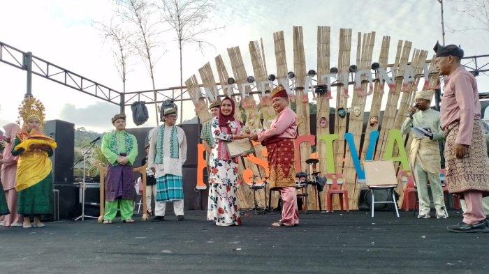 FESTIVAL PADANG MELANG ANAMBAS - Folklore Festival Padang Melang tahun 2023, Kabupaten Kepulauan Anambas, Provinsi Kepulauan Riau (Kepri) resmi dibuka, Jumat (2/6/2023).