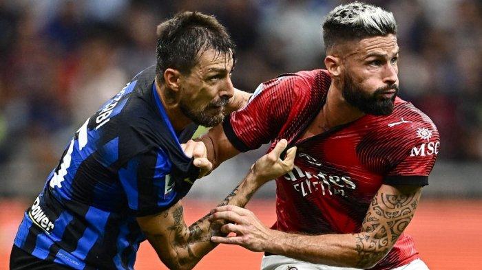 Inter Milan Menang - Bek Inter Milan asal Italian Francesco Acerbi (kiri) bertarung dengan striker AC Milan asal Prancis Olivier Giroud di pekan keempat Serie A Liga Italia 2023-2024, Sabtu (16/9/2023) di Stadion San Siro.