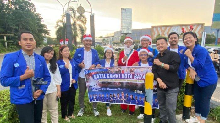 BINGKISAN NATAL - GAMKI Batam bagikan bingkisan Natal kepada warga pengendara di lampu merah simpang Kepri Mall.
