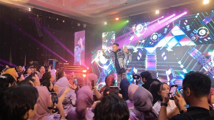 Acara Malam Gala Dinner ini dimeriahkan oleh penampilan dari penyanyi papan atas, yaitu Rossa dan King Nasar, yang sukses mengguncang panggung megah.