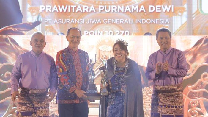 Penyerahan penghargaan tertinggi, yaitu Top Agent of The Year 2023 oleh Direktur Eksekutif AAJI, Togar Pasaribu kepada Prawitara Purnama Dewi dari PT Asuransi Jiwa Generali Indonesia yang berhasil meraih peringkat pertama dengan total capaian poin sebesar 10.270.