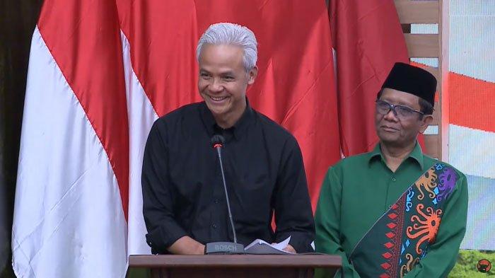 Ganjar Pranowo dan Mahfud MD setelah pengumuman cawapres di Pilpres 2024, Rabu (18/10/2023). Pengumuman berlokasi di kantor DPP PDIP, Menteng, Jakarta Pusat.