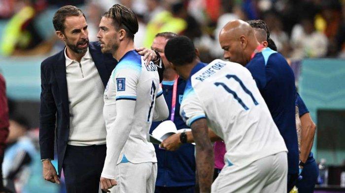 Pelatih Timnas Inggris Gareth Southgate memberi instruksi kepada Jack Grealish sebelum masuk sebagai pemain pengganti saat pertandingan Inggris vs Senegal di babak 16 besar Piala Dunia 2022, Minggu (4/12/2022). Timnas Inggris menang 3-0 atas Senegal pada pertandingan ini.