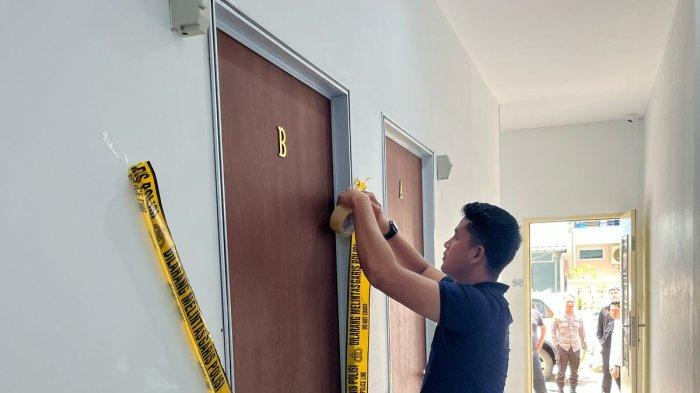 GARIS POLISI - Tim Inafis Polresta Barelang saat memasang garis polisi di kamar indekos di Lubuk Baja, lokasi penemuan mayat wanita, Helen Devita (24),  Senin (7/4/2025).