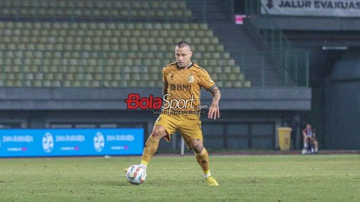 Gelandang anyar Bhayangkara FC, Radja Nainggolan saat menjalani laga debut kontra Persita, Minggu (17/12/2023).