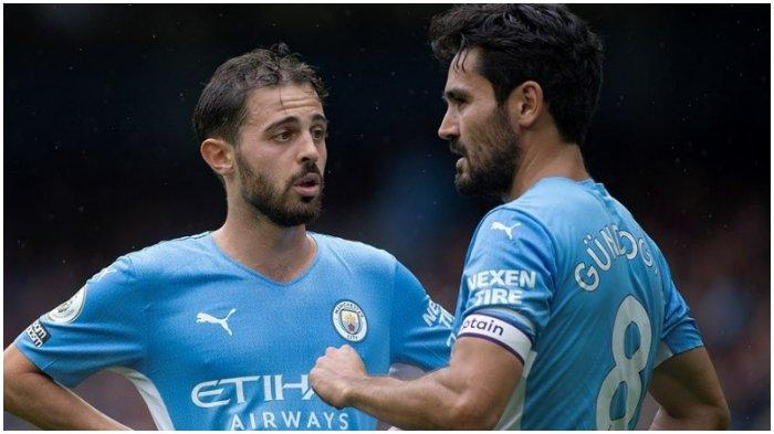 Gelandang asal Portugal, Bernardo Silva bersama Gundogan.