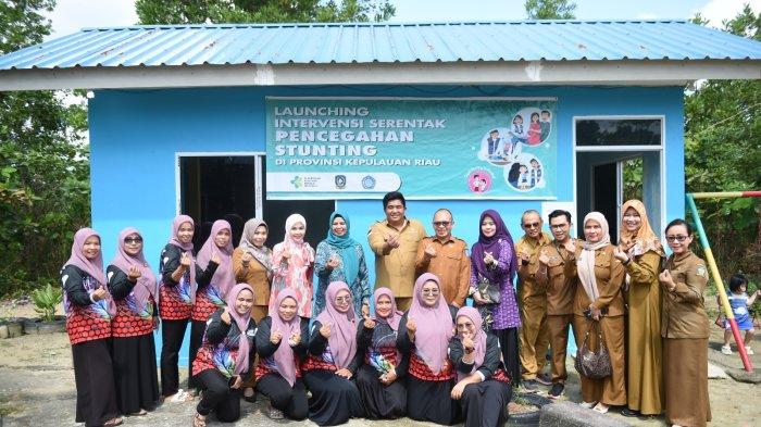 Ketua TP-PKK Dewi Kumalasari meluncurkan Gerakan Sayang Ibu Anak dan Posyandu Holistik Integrasi serta Intervensi Serentak Pencegah Stunting di Posyandu Melati Indah, Toapaya, Bintan (11/6).