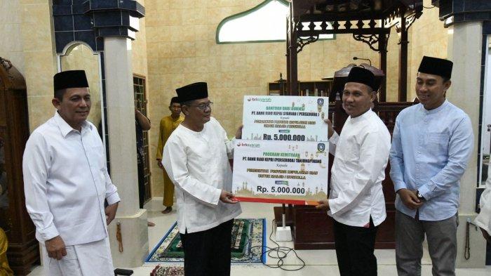 Gubernur Ansar memberikan tambahan bantuan untuk kemakmuran masjid dan anak-anak yatim.