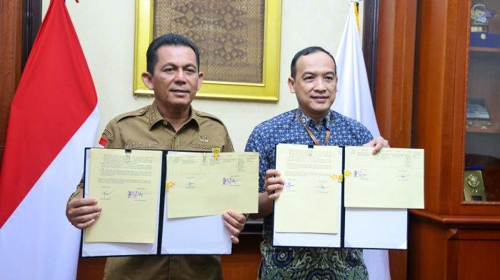 KERJA SAMA - Gubernur Kepri, H Ansar Ahmad dan Kepala BPJS Kesehatan Cabang Tanjungpinang, M.N. Andriansah foto bersama usai tanda tangan kerja sama di Gedung Daerah, Tanjungpinang, pada Selasa (31/12/2024).