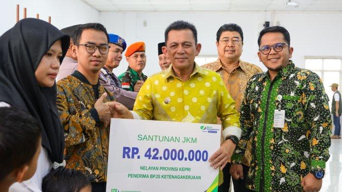 Gubernur Kepri H. Ansar Ahmad memberikan perlindungan JKK dan JKM untuk nelayan dalam rangka mensejahterakan masyarakat nelayan.
