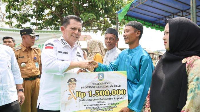 Gubernur Kepri Ansar Ahmad serahkan bantuan dari Pemerintah Provinsi Kepulauan Riau, Selasa, (16/7).