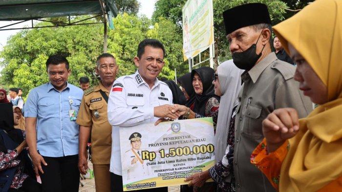 Penyerahan bantuan oleh Gubernur Kepri Ansar Ahmad dengan masyarakat Desa Rejai, Kecamatan Bakung Serumpun, Selasa (15/7).