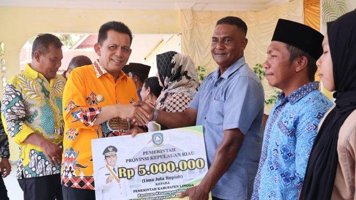 Gubernur Kepri Ansar Ahmad menyerahkan bantuan dari Pemerintah Provinsi Kepulauan Riau sekaligus menjalin silahturahmi dengan masyarakat Desa Cempa, Kecamatan Bakung Serumpun, Kamis (18/7).