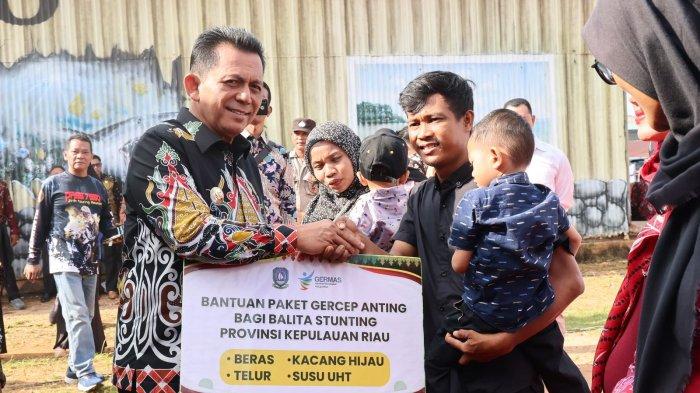 Gubernur Kepri Ansar Ahmad menyerahkan Bantuan Paket Gercep Anting berupa beras, kacang hijau, susu, dan telur untuk 100 Balita Penerima, Makanan Tambahan Ibu Hamil untuk 5 Penerima, Posyandu Kit untuk 1 Posyandu Penerima, Premi Jaminan Kesehatan Nasional 3 untuk Penerima, dan Bantuan Kacamata Baca 2 Penerima.