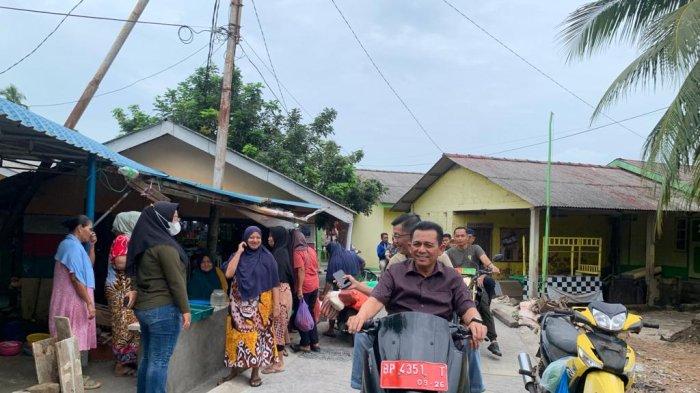Gubernur Kepri Ansar Ahmad membonceng Pj Wali kota Tanjungpinang, Hasan saat mengunjungi Pulau Penyengat, Minggu (14/1/2024).
