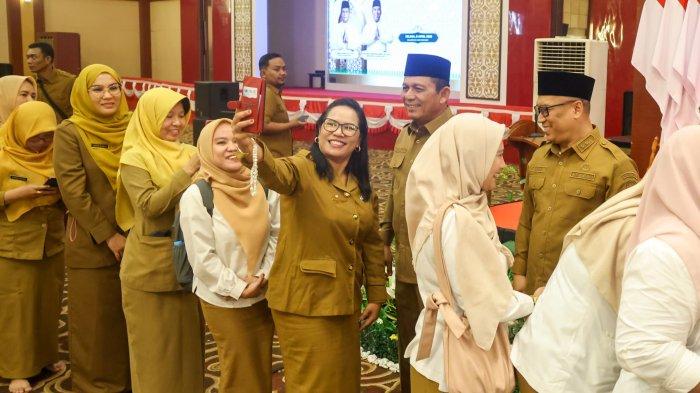 SALAM-SALAMAN - Gubernur dan Wakil Gubernur Kepri, Ansar-Nyanyang saat salam-bersalaman usai acara Halalbihalal di Aula Wan Seri Beni, Dompak, Tanjungpinang, Selasa (08/04/2025).