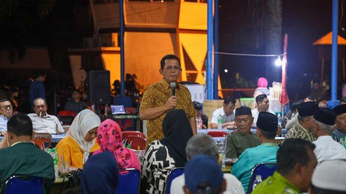 Gubernur Kepri, Ansar Ahmad bersilaturahmi dengan warga di Pujasera Kijang, Kabupaten Bintan, Senin (26/2/2024).