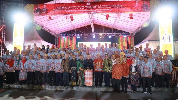 Sesi foto bersama Gubernur Kepulauan Riau H. Ansar Ahmad dengan pengurus BPW KKSS Kepulauan Riau.