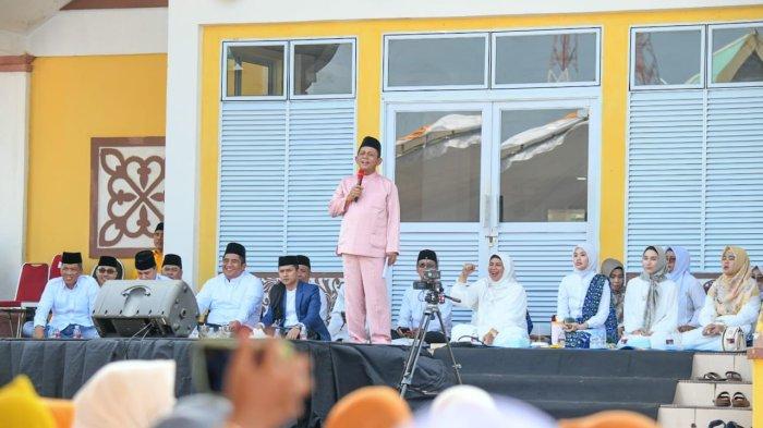 Gubernur Kepulauan Riau H. Ansar Ahmad memberi sambutan dalam acara Gebyar Muharram 1446 Hijriah di Gedung Nasional, Tanjung Uban, Kabupaten Bintan, Ahad (14/7).
