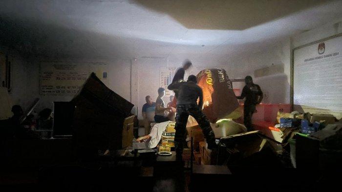 Upaya pemadaman dan pendinginan Gudang Arsip KPU Lingga oleh Damkar Lingga dibantu personel Kepolisian dan TNI, Rabu (11/12/2024) sore.