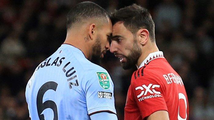Gelandang Aston Villa asal Brazil Douglas Luiz (kiri) terlibat ketegangan dengan gelandang Manchester United asal Portugal Bruno Fernandes pada pertandingan putaran ketiga EFL Cup atau piala Liga Inggris 2022-2023 (Carabao Cup), Kamis (10/11/2022). Manchester United menang 4-2 atas Aston Villa pada pertandingan di Old Trafford ini.