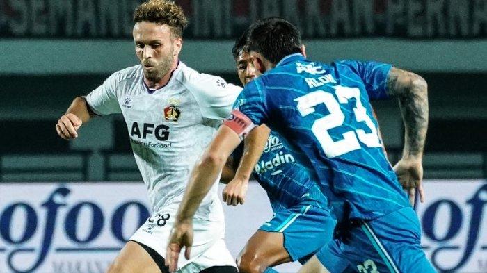 Persik Kediri berhasil mempermalukan tuan rumah Persib Bandung di Stadion Gelora Bandung Lautan Api pada pekan 22 BRI Liga 1 2023-2024, Minggu (10/12/2023). Dalam laga itu, tim Macan Putih menang dengan skor 2-0.