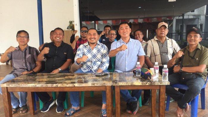 Rival Pribadi bersama tim relawan pemenangan saat melakukan Konfrensi Pers di kediamannya