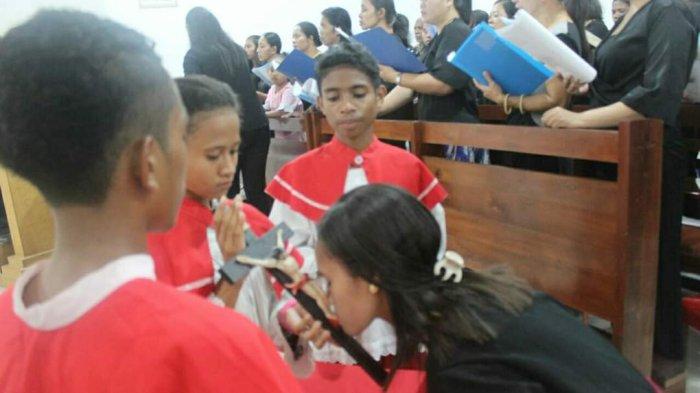 CIUM SALIB - Seorang umat Katolik sedang mencium Salib di Gereja St Yoseph Kawal, Kabupaten Bintan, Provinsi Kepri.