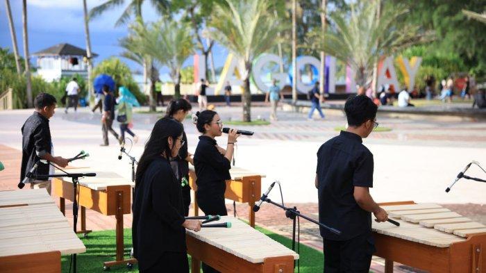 Para wisatawan sedang berada di pantai Lagoi Bay, Bintan Resorts, Bintan, Kepri.