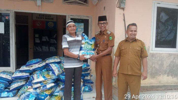 BANTUAN - Camat Bunguran Timur, Hamid Asnan bergerak cepat mendistribusikan beras bantuan dari Pemerintah Provinsi Kepulauan Riau (Kepri) untuk masyarakat kurang mampu di Kabupaten Natuna, Senin (29/4/2024).