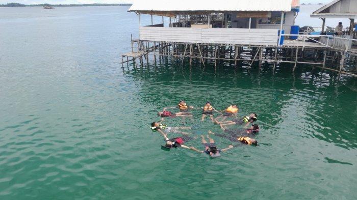 Foto suasana saat wisatawan berkunjung di Kelong Apung Bintan Jaya Kabupaten Bintan.