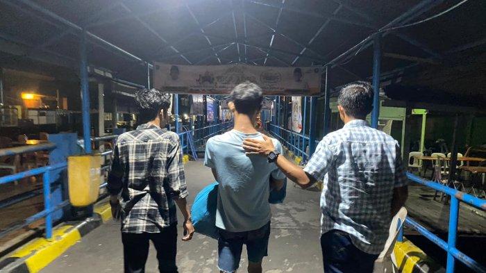 Anggota Satreskrim Polres Bintan setelah mengamankan pelaku AP di Batam dan hendak dibawah ke Bintan.  (TRIBUN/ Dok. Humas Polres Bintan).