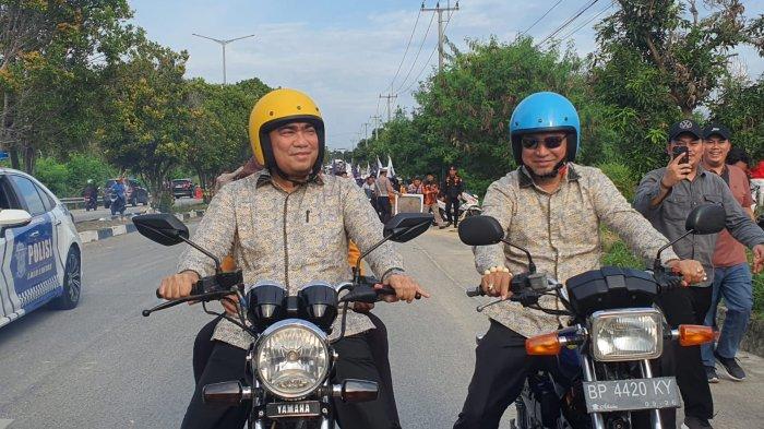 PILKADA KARIMUN 2024 - Bakal pasangan calon Bupati dan Wakil Bupati Karimun, Bakti Lubis-Raja Bakhtiar memilih menaiki sepeda motor Rx King daftar ke KPU Kabupaten Karimun, kamis (29/8).